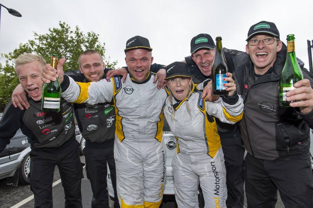 Marco Gersager og Jeannette Kvick festede med deres mekanikere, da sejren i Opel Corsa Cup var i hus
(Foto: Jokum Tord Larsen)